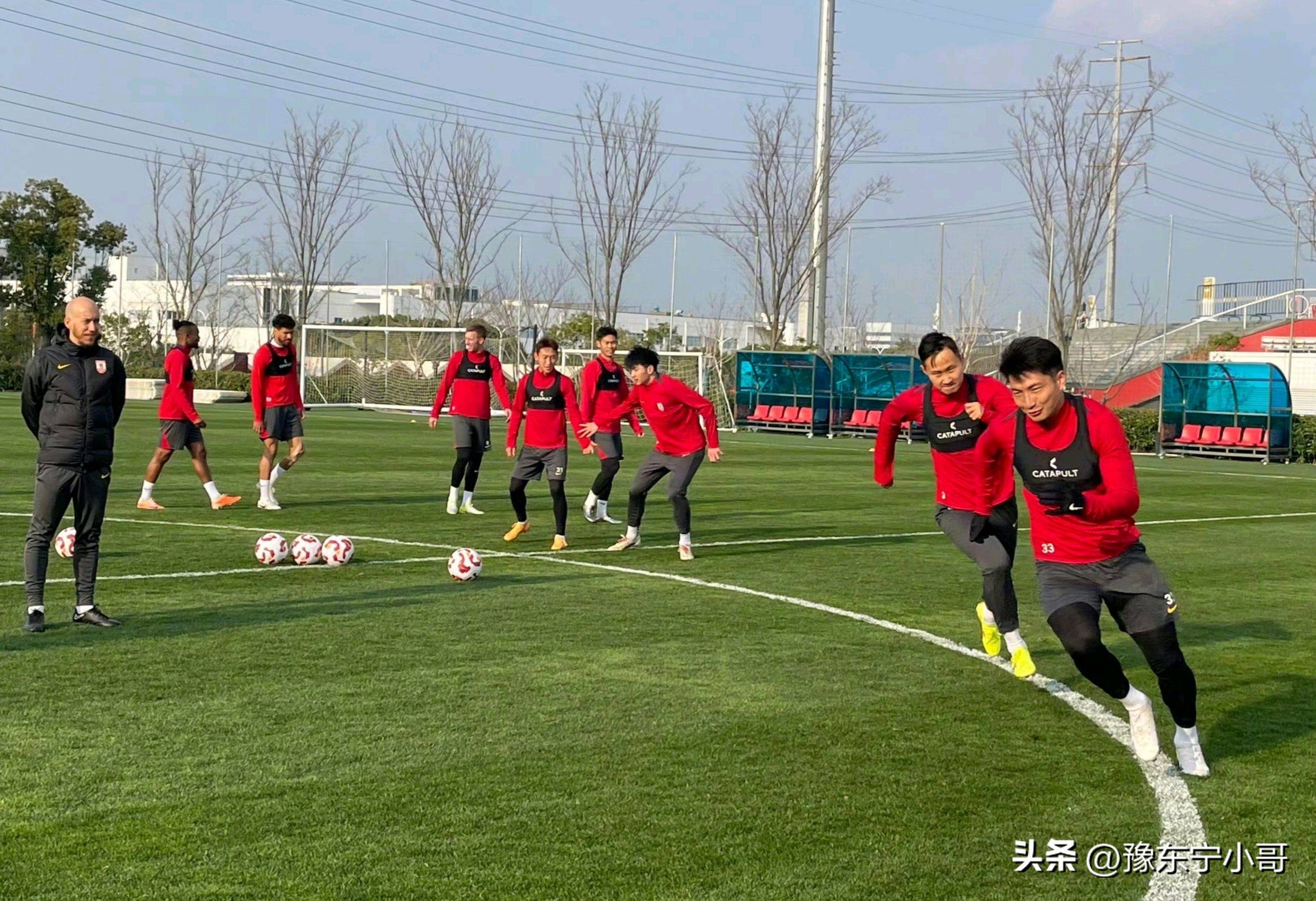 球队训练备战下一场比赛，态度认真